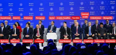 La foto opportunity con i rappresentanti dei Paesi che hanno firmato il Board of Peace a Davos