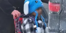 L'Ice in Minnesota usa come "esca" un bimbo di 5 anni, la sua foto commuove e diventa virale