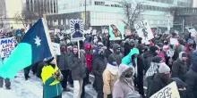 I manifestanti di Minneapolis marciano a temperature gelide contro la repressione dell'immigrazione