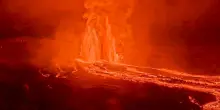Spettacolare fontana di fuoco: lava e fumo fuoriescono dal vulcano in eruzione alle Hawaii