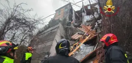 Crollo di una palazzina abbandonata a Morlupo: forse una persona all'interno