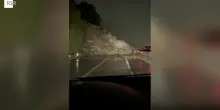 I massi coprono la strada: gigantesca frana sulla via Aurelia ad Arenzano in Liguria