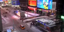 Il paesaggio &egrave; spettrale: la neve ricopre Times Square a New York