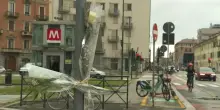 Derubato mentre sta morendo sull'asfalto dopo una caduta dalla bici: orrore a Torino