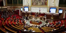 Francia, via libera della Camera al divieto dei social agli under 15