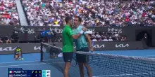 Il dramma di Lorenzo Musetti, si leva la bandana e stringe la mano a Djokovic
