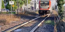Bologna, attraversa i binari e viene urtato da un treno merci: giovane ferito, traffico in tilt