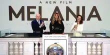 Melania Trump suona la campanella della Borsa per lanciare il film sulla sua vita