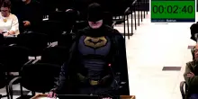 'Batman' va al consiglio comunale di Santa Clara: "Non aiutate l'ICE"