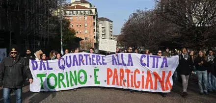 Askatasuna, in migliaia da tutta Italia davanti a ateneo occupato a Torino
