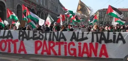 Il corteo a un mese dallo sgombero Askatasuna. Anche Zerocalcare tra i manifestanti