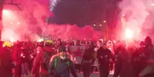 Scontri al corteo Askatasuna. Bombe carta e incendi, brucia blindato della polizia. Ci sono feriti