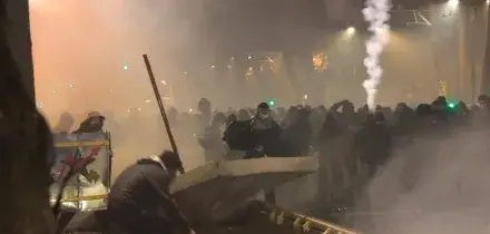 Askatasuna, un ferito a terra durante la guerriglia tra antagonisti e forze di polizia