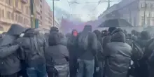 Corteo Aska, il video dell'aggressione alla troupe di Far West da parte di antagonisti incappucciati