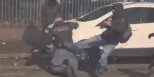 Il video del poliziotto brutalmente picchiato da manifestanti a volto coperto durante il corteo Aska