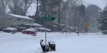 Neve continua ad accumularsi sulle strade: residenti si preparano alla tempesta invernale negli USA