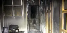 Fuoco e fiamme nel condominio di Kiev colpito gravemente dall'attacco russo