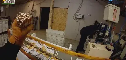 Scoperta fabbrica clandestina di sigarette a Vigonza. Il video del blitz della Guardia di Finanza