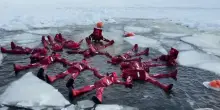 Bagni gelidi a -20 gradi con una muta speciale: a Mosca arriva l'"Ice Floating"
