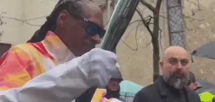 Snoop Dogg tedoforo per Milano Cortina: sfila con la torcia olimpica a Gallarate