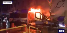 "Mi hanno circondato e hanno dato fuoco al mezzo", parla agente alla guida del blindato incendiato