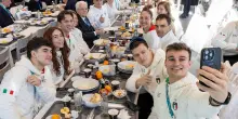 Mattarella a pranzo con gli atleti italiani: tra video, selfie e lasagne alla zucca