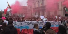Olimpiadi Milano Cortina, studenti in corteo a Milano disegnano murales contro l'Ice: "Vance out"