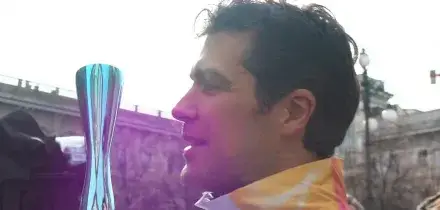 Olimpiadi invernali, Roberto Bolle tedoforo, in piazza della Scala con la fiamma olimpica