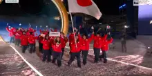 Milano Cortina 2026, la delegazione giapponese entra con le bandierine italiane