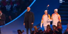 Milano Cortina 2026, Bocelli canta &ldquo;Nessun dorma&rdquo; mentre la fiamma illumina San Siro