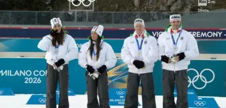 L'argento dell'Italia nella staffetta biathlon, il momento della premiazione