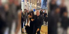 George Clooney e la moglie Amal eseguono il 'rito del toro' in Galleria a Milano, i video in rete