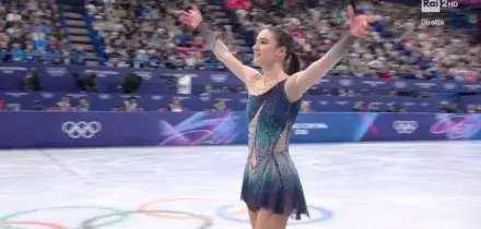 Milano Cortina, Lara "Shark" Naki Gutmann mima la pinna mentre pattina sulle note dello Squalo