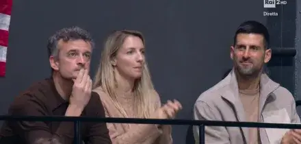 Milano Cortina, Djokovic sugli spalti per il pattinaggio di figura esulta per il bronzo all'Italia