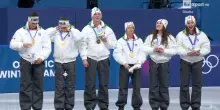 Milano Cortina, l'oro italiano nello short track misto: la premiazione e l'Inno (video)