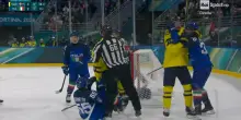 Milano Cortina 2026, hockey su ghiaccio: mini rissa nella partita Svezia-Italia