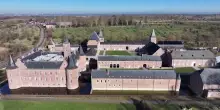 Vertice Ue, il castello di Alden Biesen in Belgio visto dal drone