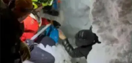 Gressoney, le operazioni di soccorso dell'escursionista sepolto dalla valanga