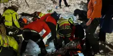 Travolto da una valanga mentre passeggia: "Sto soffocando". Salvato dal soccorso alpino