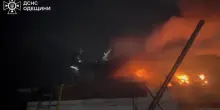 I vigili del fuoco combattono un incendio dopo l'attacco di un drone russo a Odessa