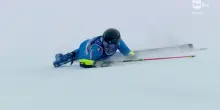 Milano Cortina, slalom gigante: De Aliprandini perde lo sci e non riesce a fermarsi (video)