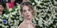 Maya Hawke si sposa a New York, per lei tutto il cast di Stranger Things