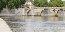 Roma, uomo precipita su banchina del fiume Tevere e muore