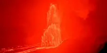 Alle Hawaii il vulcano Kilauea d&agrave; spettacolo: fontane di lava alte fino a 250 metri