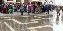 Venezia, per il Carnevale tante maschere in piazza San Marco, nonostante l'alta marea