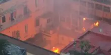 Incendio al teatro Sannazaro di Napoli, in fiamme la cupola dell'edificio