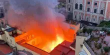 Napoli, incendio nella notte nel quartiere Chiaia: in fiamme la cupola del Teatro Sannazaro