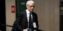 Anderson Cooper lascia il programma "60 Minutes" della Cbs per passare pi&ugrave; tempo con la famiglia