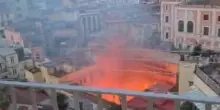 Brucia il teatro Sannazaro a Napoli, le immagini dall'alto