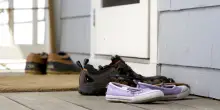 Scarpe, voi le togliete quando entrate in casa? Ecco cosa ne pensano gli esperti